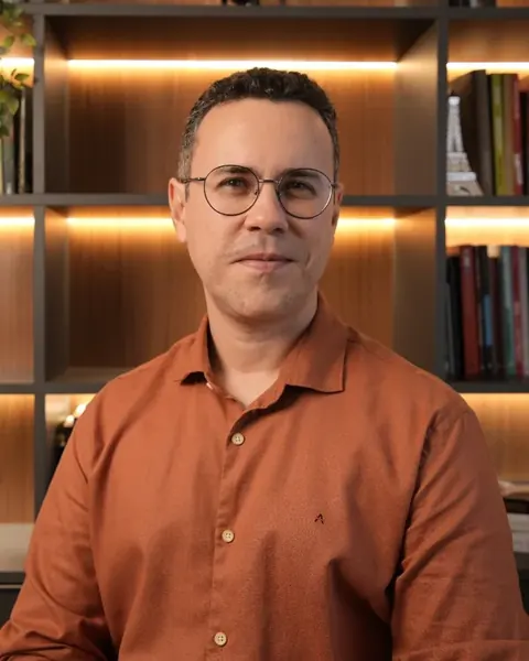 Prof. Tiago Ferreira, psicólogo e criador do Desafio Formulação de Caso ACT